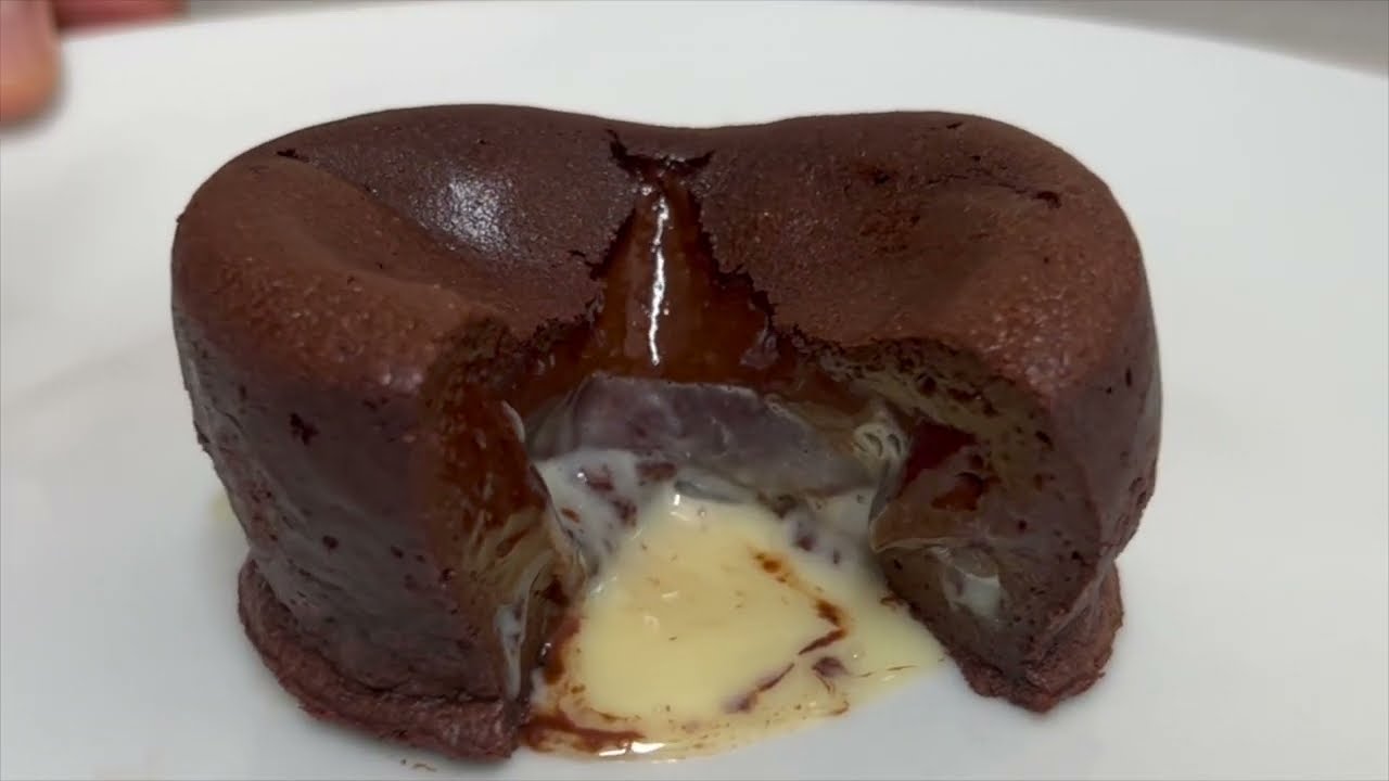 Come preparare il tortino al cioccolato con il cuore fondente bianco
