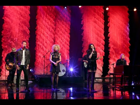 小大城表演 "Girl Crush"。 (Little Big Town Performs 'Girl Crush')