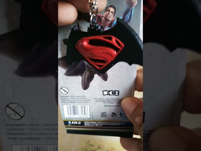Vídeo relacionado con The Noble Collection Batman VS Superman Logo Llavero