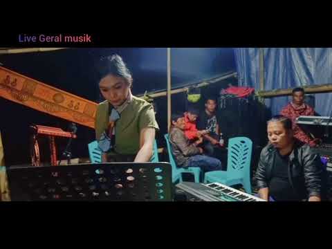 Hati yang kau sakiti di populerkan Rossa , VOC : Nelsi , musik orijinal