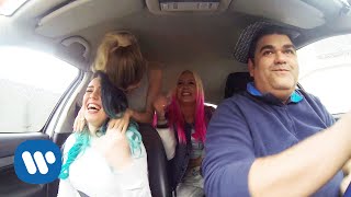 Sweet California se vuelven locas en taxi con Hey Mickey