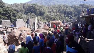 preview picture of video 'Trip-flores-island. Proses pembuatan rumah adat di kampung Bena'