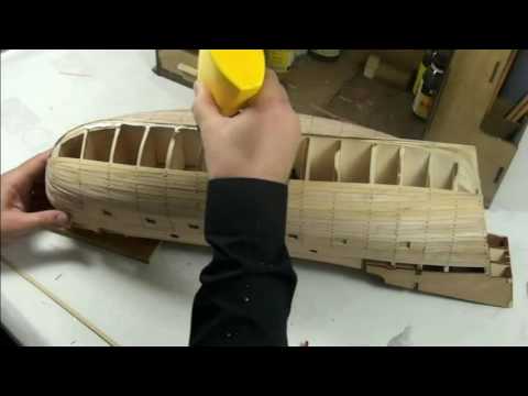 Colocación del primer forro del casco