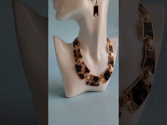Vídeo relacionado con Barbie Muñeca Fashionistas n.246 con Pelo Negro, Vestido sin Tirantes con Estampado de Leopardo Rosa y Accesorios como Collar de Lazo y Botas, JJN59