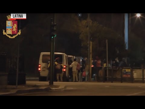 Caporalato, centinaia di migranti sfruttati a Latina: la corsa degli stranieri verso i van