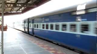 preview picture of video '12990 AJMER-DADAR SUPERFAST EXPRESS blasting Umroli at flat 110 kmph.MOV'