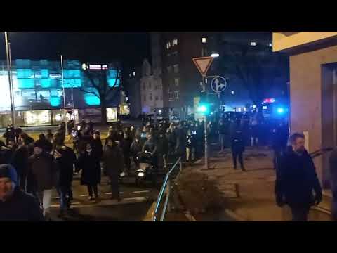 Ulm 7. 2 . 22 -  trotz  Kälte und Maskenpflicht  wieder viele Bürger unterwegs.