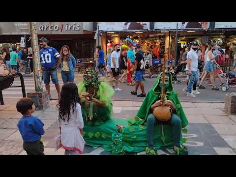 La magia de los increibles artistas callejeros en la peatonal de Villa Carlos Paz
