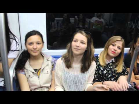 Tineri laudand pe Domnul in metroul din Barcelona - "La única razón de mi adoración"