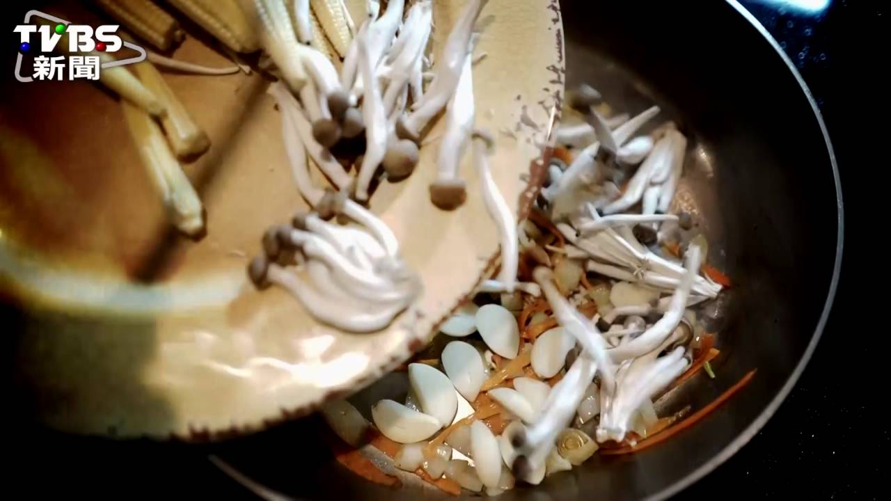 【清冰箱料理】蔬菜青醬燉飯