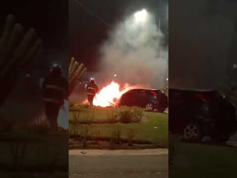 eficaz y rápido accionar de los bomberos de la policía de Catamarca al sofocar un incendio de un Aut