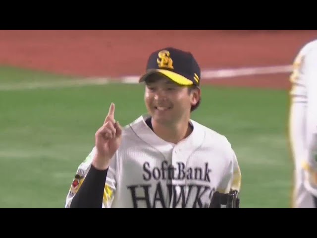 【4回表】守備でも魅せる!! ホークス・川瀬晃 高いバウンドの打球を素早く捌きアウトに!! 2025年3月13日 福岡ソフトバンクホークス 対 読売ジャイアンツ