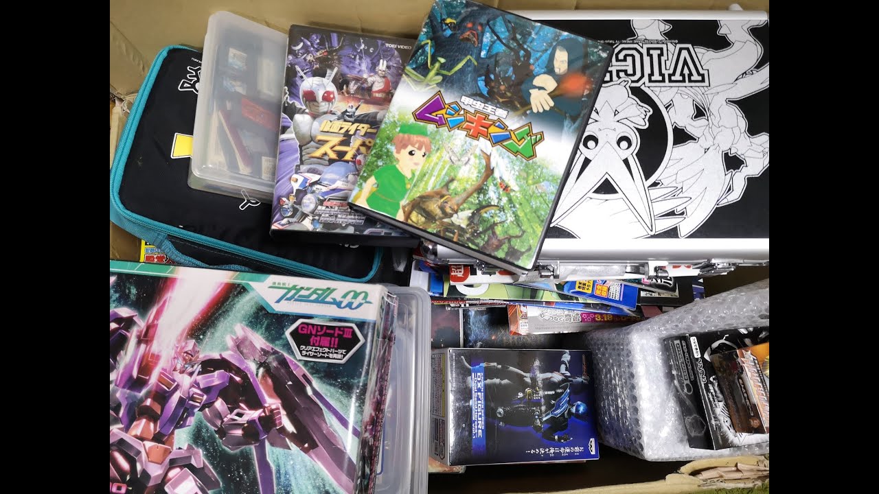 実家から届いた宝物を開封する