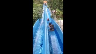 ウォータースライダーでふざけたらこうなるｗ