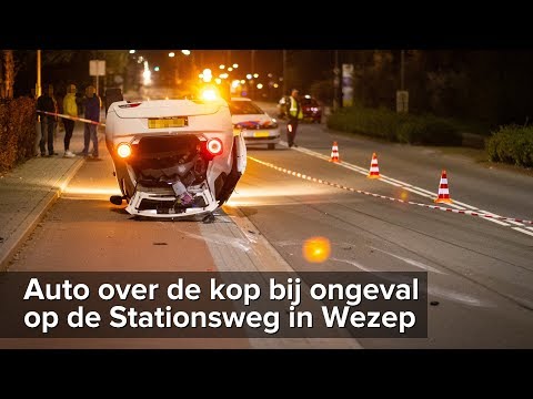 Auto over de kop bij ongeval Stationsweg Wezep - ©StefanVerkerk.nl