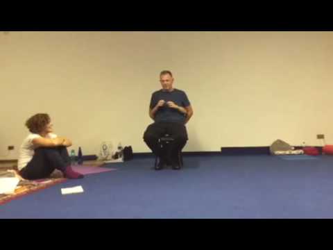 Gioco di creatività - Raccontare una storia con i gesti fatti da chi sta dietro - Teacher Training