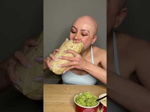 Big Chipotle burrito 🌯 #chipotle #asmr #shorts #eatwithme #mukbang