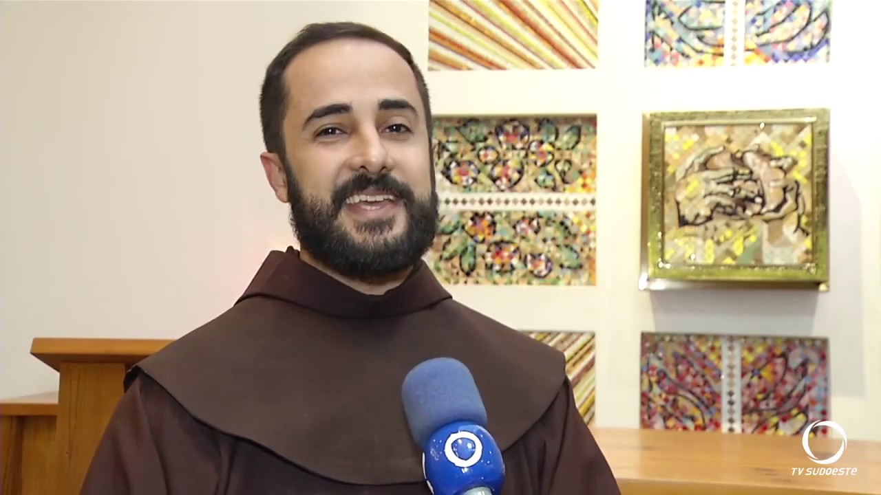 Por que os franciscanos vestem o hábito marrom?