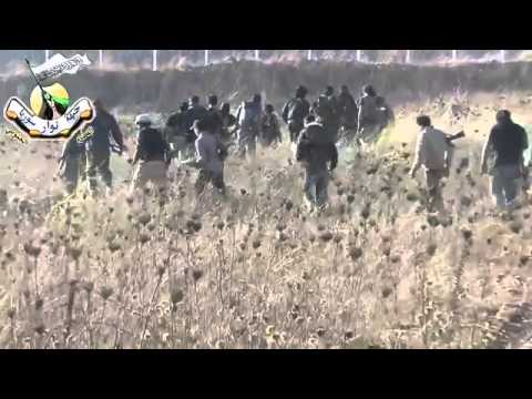 انتشار مقاتلي جبهة ثوار سوريا قبل المشاركة في المعارك في الحميدية في مدينة دير الزور