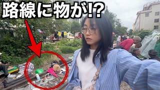 中国・昆明｜線路の上で普通に商売する市場
