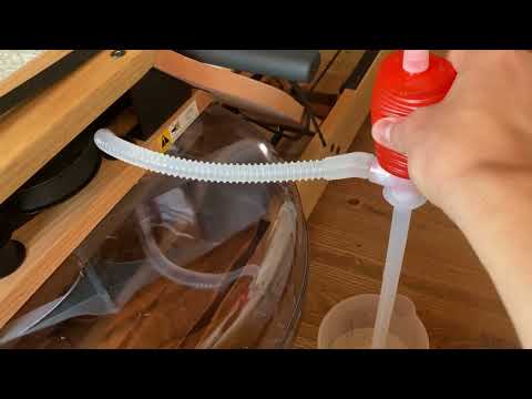 Waterrower Wasser-Tank mit Handpumpe befüllen