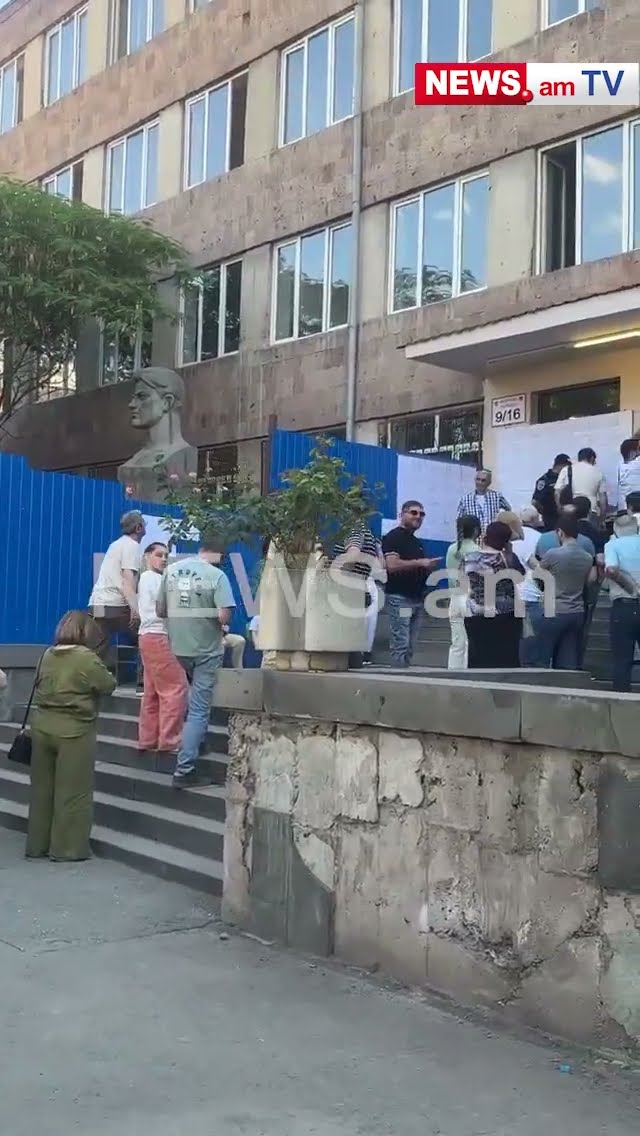 9/16 ընտրատեղամասում մոտ 500 մետր հերթ է գոյացել