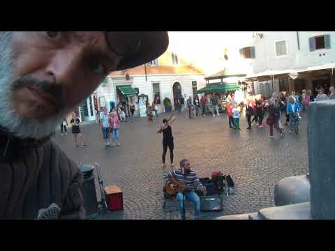 Esibizione di Luca Guidi in piazza Santa maria in Trastevere