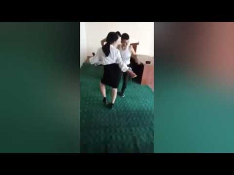 Sharmanda Qiz Yigit Bilan Maktabda Raqisga Tushyapti.