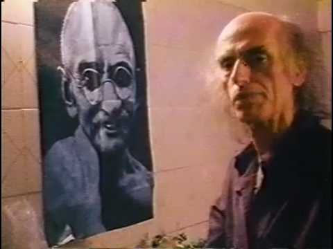 Signals Through the Flames [Σήματα μέσα από τις φλόγες], ταινία των [[#Sheldon Rochlin [Σέλντον Ρόχλιν]#]] και [[#Maxine Harris [Μαξίν Χάρρις]#]] (1983), με τίτλο δανεισμένο από τον Antonin Artaud [Αντονέν Αρτώ] και την εικόνα του ηθοποιού που εκπέμπει σήματα μέσα από τις φλόγες. Το ντοκιμαντέρ ανασυνθέτει την ιστορία του [[#Living Theatre#]] των [[#Julian Beck [Τζούλιαν Μπεκ]#]] και [[#Judith Malina [Τζούντιθ Μαλίνα]#]] μέσα από συνεντεύξεις των δύο ιδρυτών, αρχειακό ειδησεογραφικό υλικό από την πολιτική δράση του σχήματος στα τέλη της δεκαετίας του 1960 και αποσπάσματα από τις κινηματογραφημένες εκδοχές του The Brig [Το πειθαρχείο] και του The Connection [Η επαφή]. Ιδιαίτερο ενδιαφέρον για τη δομιστική προβληματική παρουσιάζει το υλικό από το The Brig (1963) του [[#Kenneth H. Brown [Κέννεθ Χ. Μπράουν]#]], σε σκηνοθεσία Judith Malina και σκηνογραφία Julian Beck, όπου το κείμενο συνίσταται αποκλειστικά σε διαταγές και υπάκουες αποκρίσεις: ο στρατιωτικός κανονισμός λειτουργεί ως γενεσιουργός δομή τόσο της σκηνικής δράσης όσο και της ίδιας της διαδικασίας των προβών.
