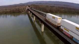 preview picture of video 'Quadcopter - Bridgeport, AL Bridge and Train'