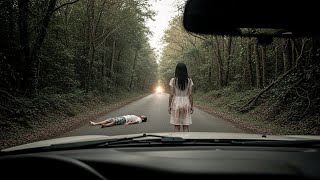 Jovens Vão Conferir Realidade de uma Lenda em Estrada, Mas a Noite Esconde um Mal Brutal