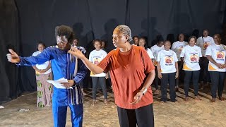 Humour au Burkina : Philo tend la main à 15 « pépites » pour conquérir la scène