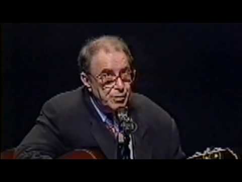 João Gilberto reclama do som ao lado de Caetano Veloso - Jornal da Globo 1999