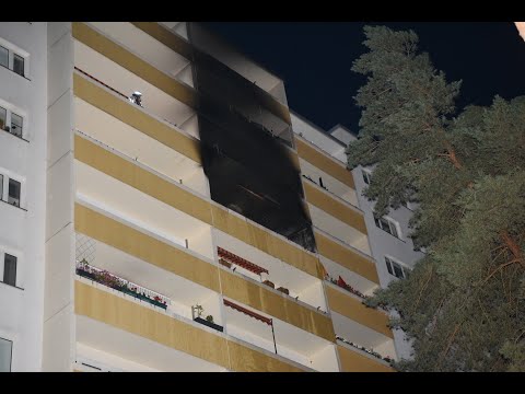 Feuer in Hochhaus: Frau stirbt bei Wohnungsbrand in Köpenick