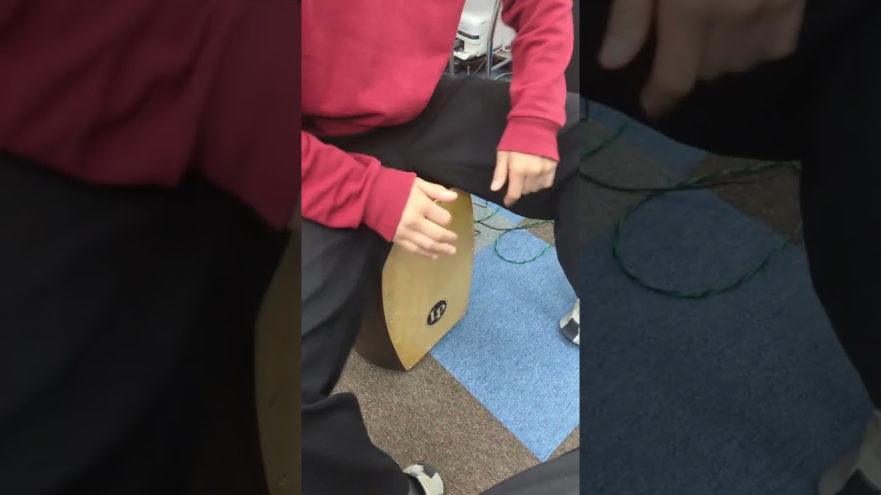 ボイトレ レッスン中にカホンでリズムを作ってます