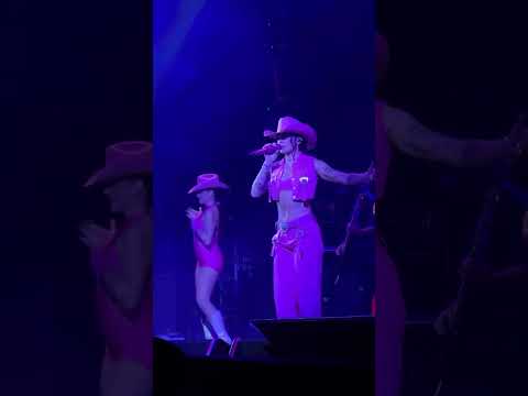 Ana cantando “As menina da pecuária” no show de Iretama/PR 💖 #anacastela #boiadeira