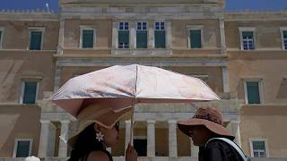 Ausgerüstet mit Hut und Schirm: Griechenlands Touristen immer besser gegen Hitze gewappnet