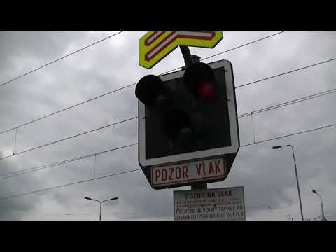 2 vlaky na přejezdu v Pardubicích