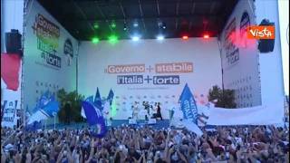 Ovazione per Meloni sul palco della festa per record durata Governo a Bari