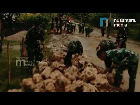 Prajurit TNI Dorong Truk Kelapa yang Mogok Sambil Perbaiki Jalan Batu di Pandeglang