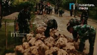 Prajurit TNI Dorong Truk Kelapa yang Mogok Sambil Perbaiki Jalan Batu di Pandeglang
