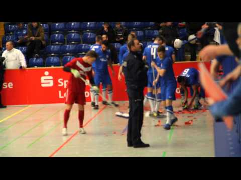 A-Jugend-Masters in Lemgo: Rostocker Spieler räumen den Müll der Randalierer auf