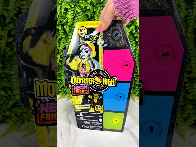 Vídeo relacionado con Monster High Skulltimate Secrets Neon Frights Frankie Stein Muñeca con Armario y 15 Accesorios Sorpresa, Brilla en la Oscuridad, Juguete +4 años (Mattel HNF79)