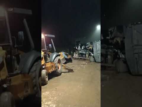 CAMINHÃO TOMBA NA SP 57 NO BAIRRO DA JACUBA