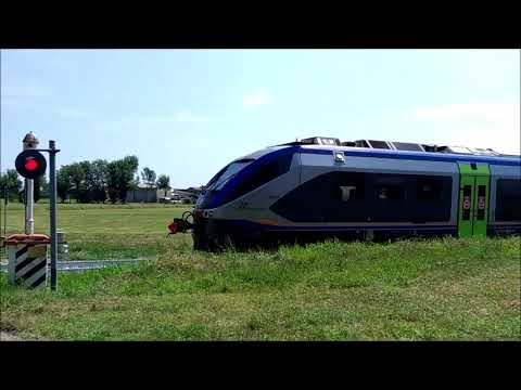 Passaggio a livello a Cavaglià. Railway crossing in Cavaglià. Bahnubergang in Cavaglià.