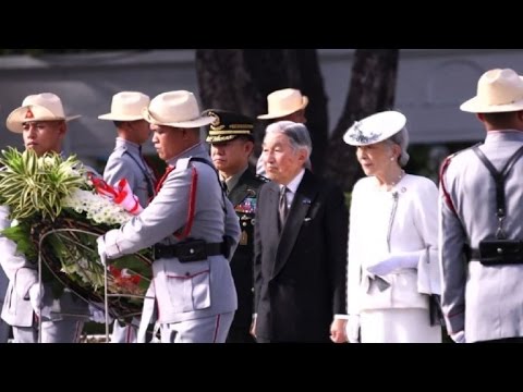 Akihito do Japão visita cemitério filipino da Segunda Guerra Mundial