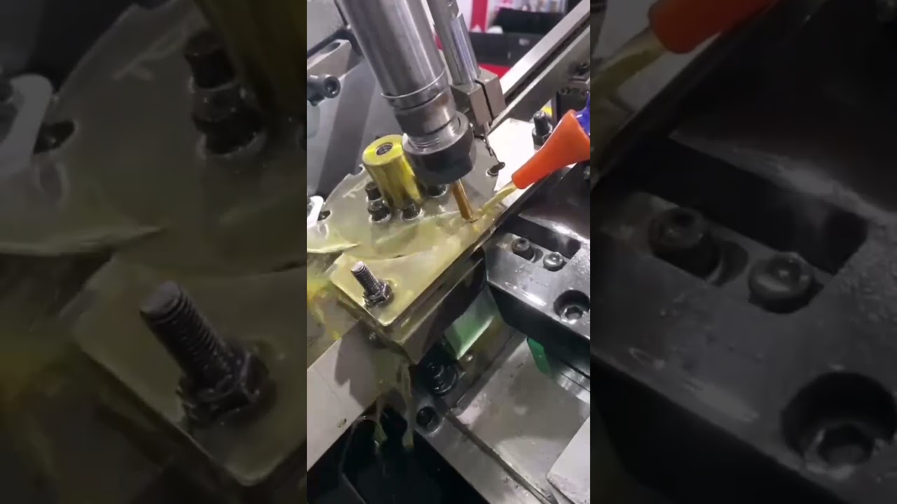 Vibrating plate automatic feeding nut tapping machine