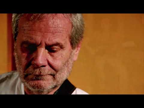 Claudio Gabis - Una casa con 10 pinos