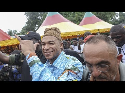 شاهد مبابي يشارك في الاحتفالات التقليدية بقرية في الكاميرون