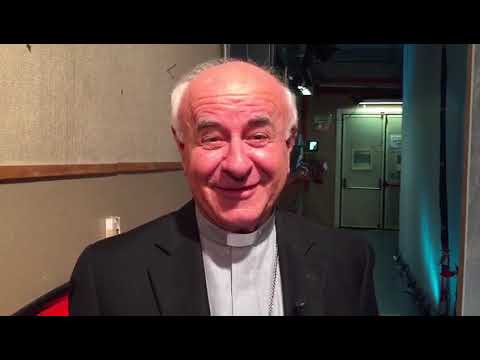 Monsignor Vincenzo Paglia parla con Cinzia Tani